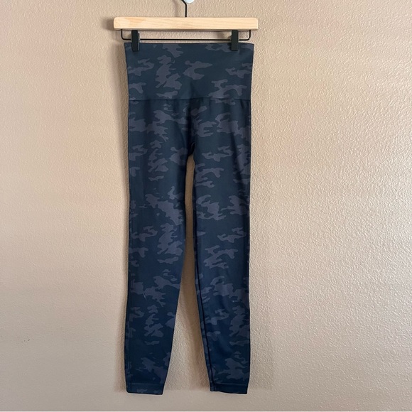 Spanx Look at Me Now Camouflage Leggings Size Large - Picture 5 of 9